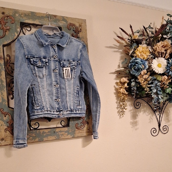 Edgy Denim Jacket with Skull Design On back. NWT Size Small - Picture 5 of 10